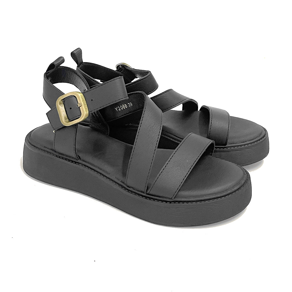 ustyle Γυναικεία σανδάλια flatforms με λοξό λουράκι σε μαύρο 20689